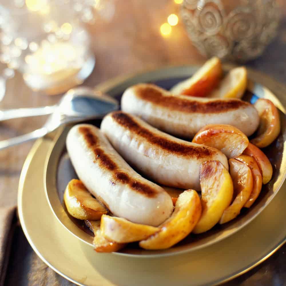 Boudin blanc et ses pommes, un repas de fêtes sur une jolie table de noël.