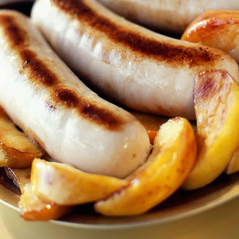 Boudin blanc au pommes, un repas de fêtes sur une jolie table de noël