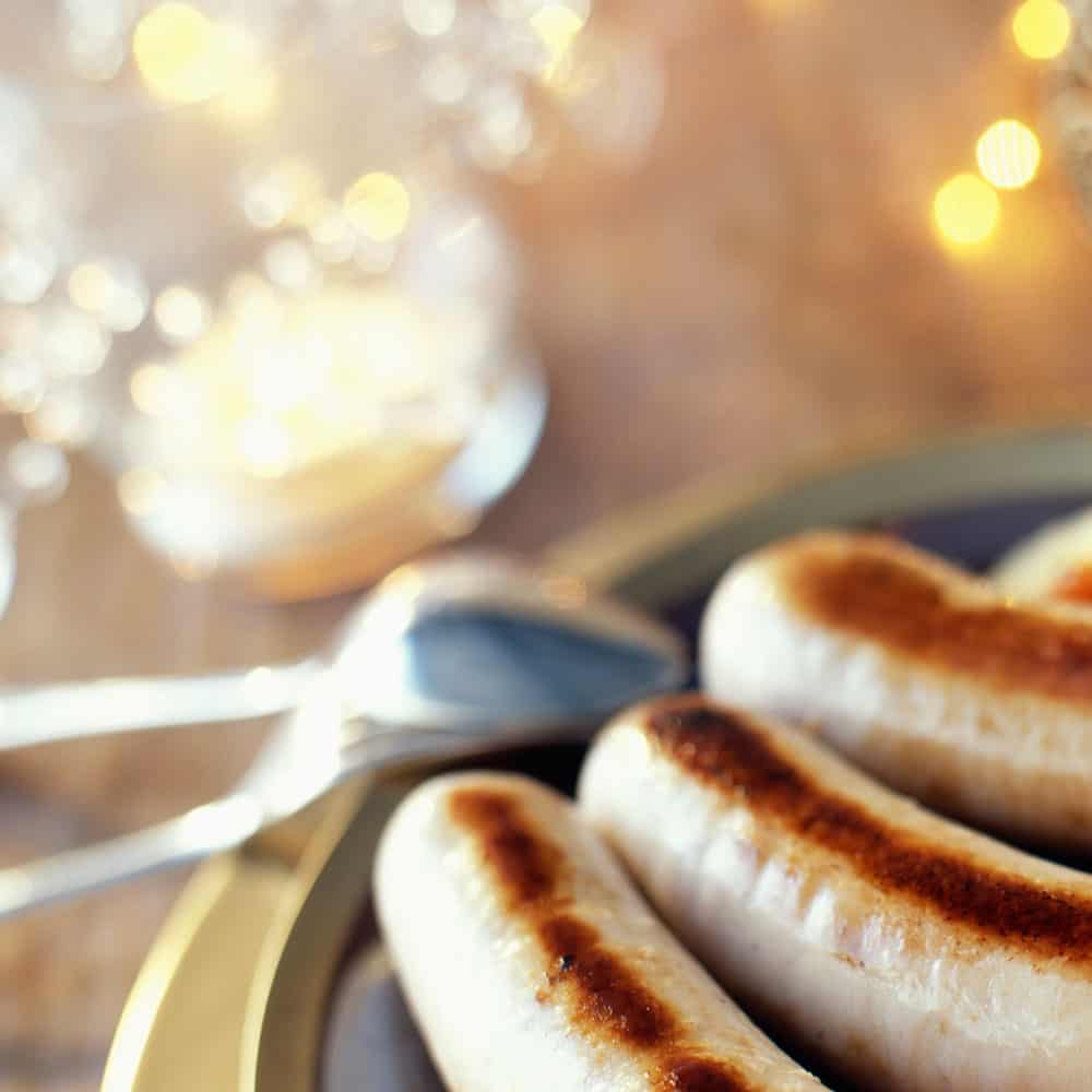 Boudin blanc au pommes, un repas de fêtes sur une jolie table de noël